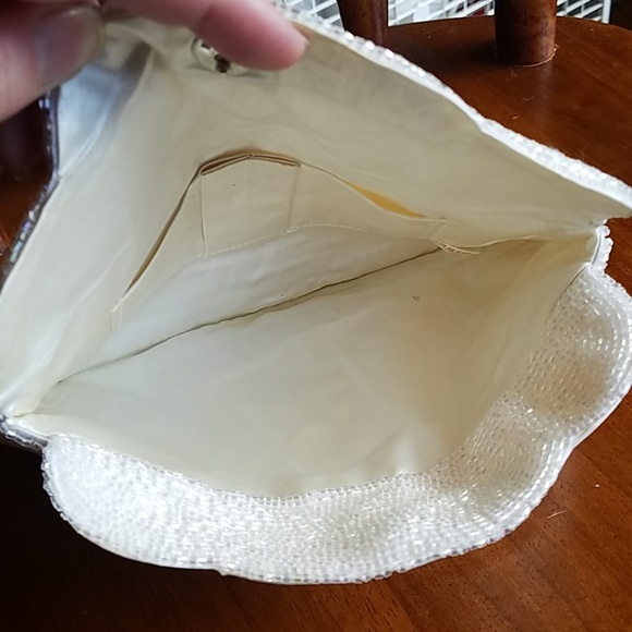 Vintage cream pearlescent beaded purse - Picture 6 of 8